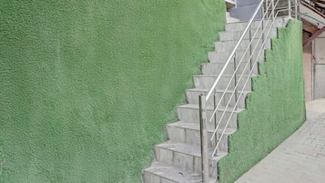 Una escalera con barandillas de metal que conduce a la entrada de un edificio.