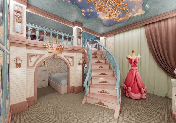 Un dormitorio con temática de princesa, que incluye una escalera, una cama y un maniquí con vestido.
