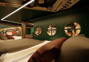 A hotel room with two beds, a green wall, and circular windows. - 10bd house with private pool and game room (Clermont)