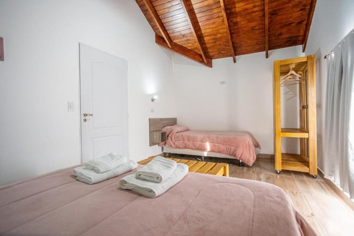 Una camera da letto con un letto, un comodino, un armadio e una porta.