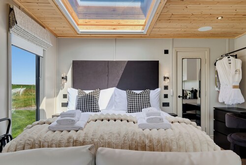 Luxury Lodge Milano with Hot Tub at Pitcaple Lodge Retreats, Aberdeenshire