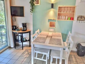 Dining - New Listing (Léon)