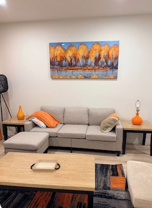 Living area - Ubbies place 1-Entire 4-Bed House - Private - Sleeps 8 - Regina (Regina)