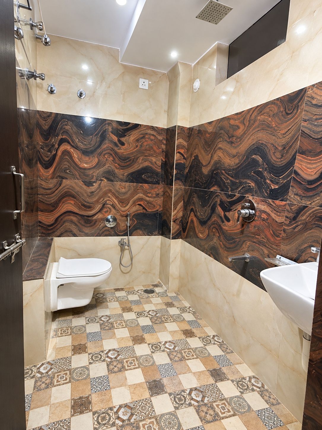 Un baño con tocador de mármol, ducha e inodoro.