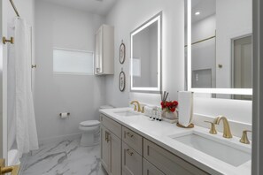 Bathroom - Family Friendly 3BR | Dogs Welcome | Near Love Field | Workspace (Dallas)