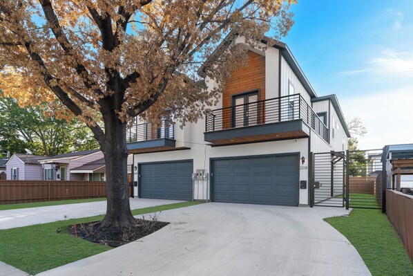 Exterior - Family Friendly 3BR | Dogs Welcome | Near Love Field | Workspace (Dallas)
