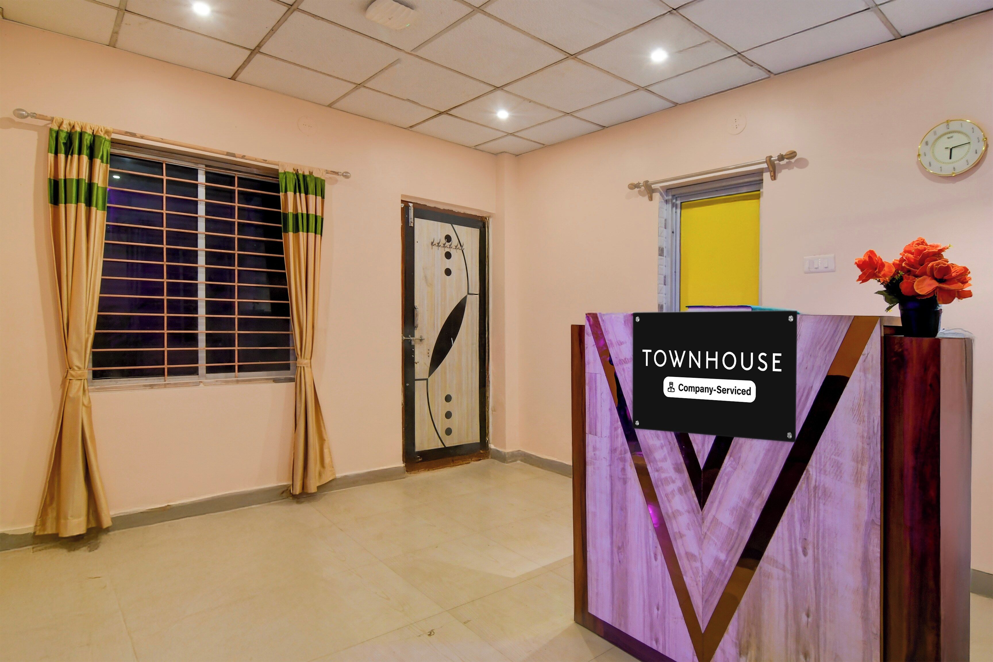 Un espace d’accueil avec une enseigne indiquant : « TOUMHOUSE, services aux entreprises ».