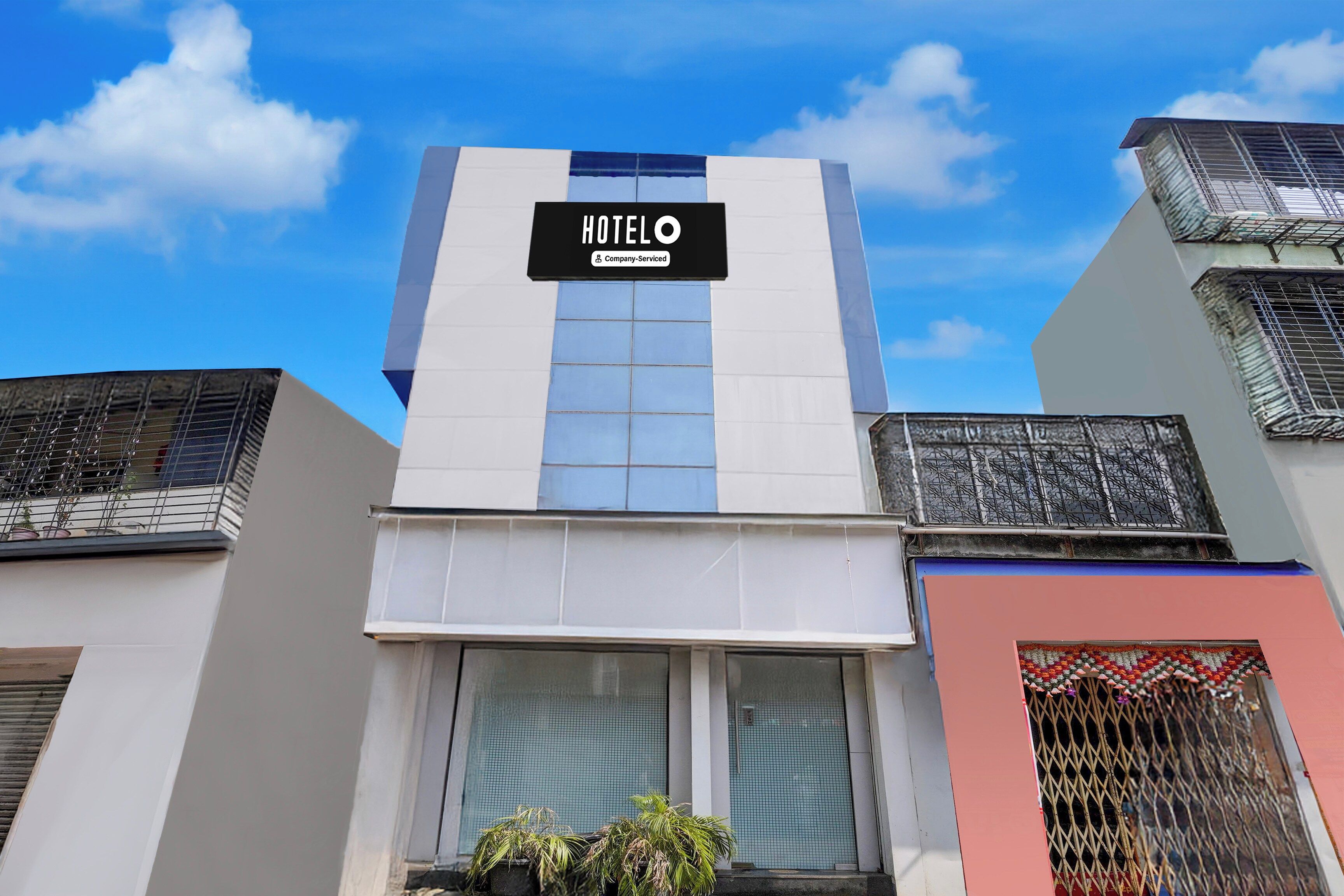Un edificio de hotel con un letrero que indica que cuenta con servicios para empresas.