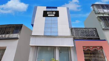 Un edificio de hotel con un letrero que indica que cuenta con servicios para empresas.