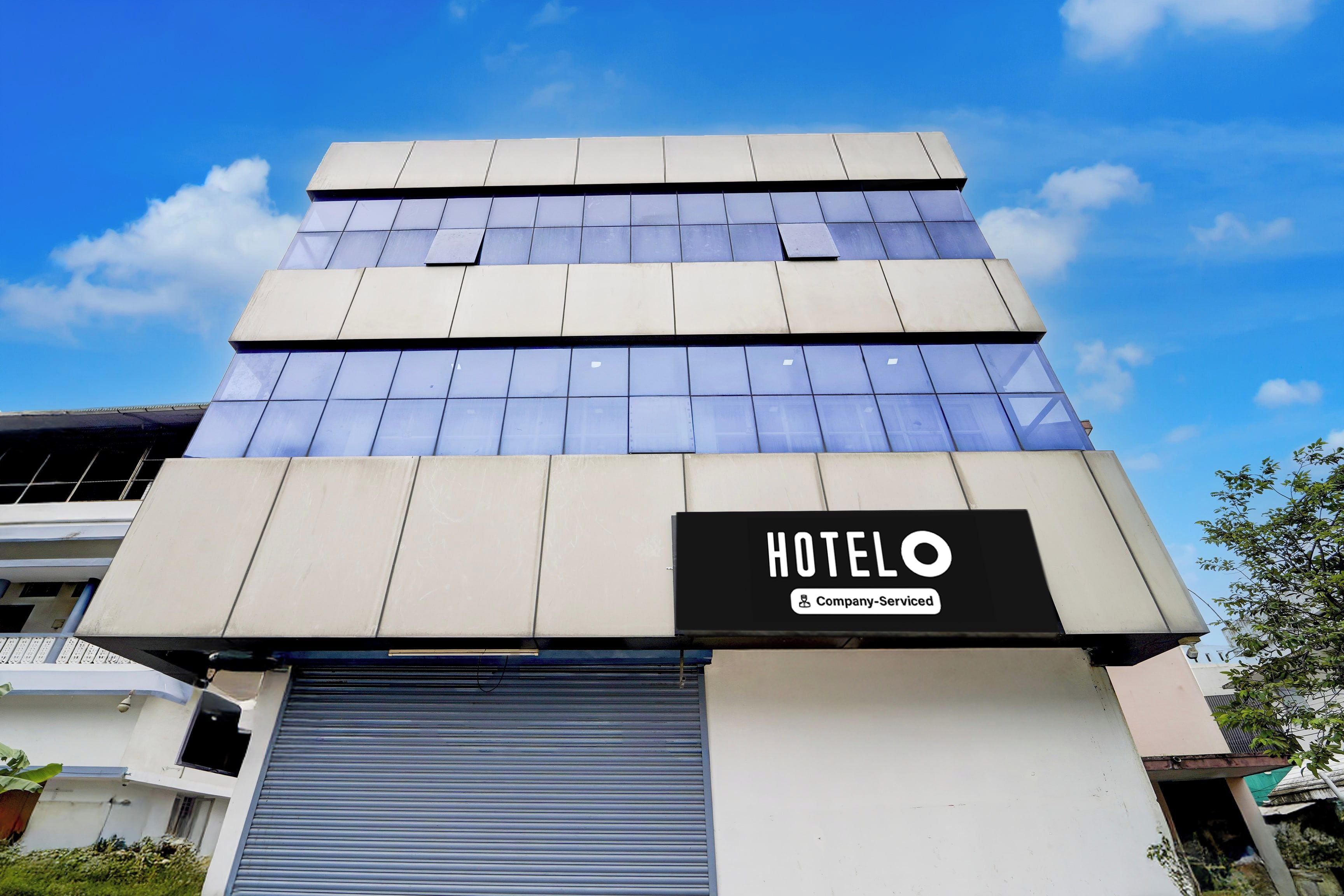Un edificio de hotel con un cartel que indica que ofrece servicios para empresas.