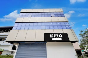 Edifici d'hotel amb un senyal que indica que ofereix servei corporatiu.