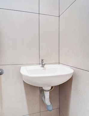 Bathroom - Hotel O Chakkaraparambu Vyttila (Kanayannur)