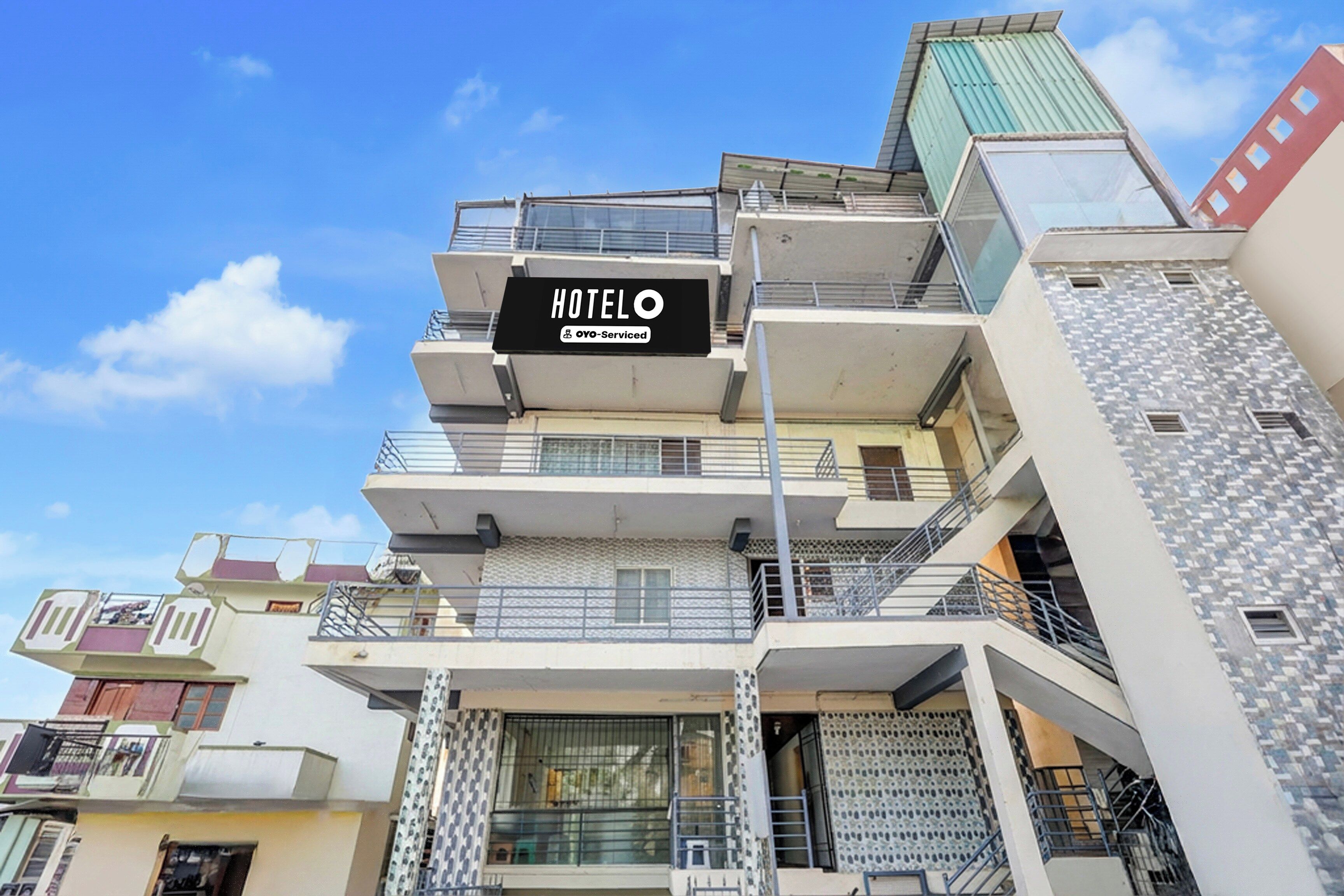 Un hôtel à plusieurs étages, avec une enseigne indiquant qu’il est géré par OYO.
