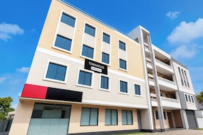 A multi-story building with a sign indicating it is serviced by OYO. - Townhouse ISBT Bus Terminal Bhopal (Bhopal)