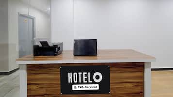 Mostrador de recepción de hotel con un letrero que indica servicio OYO.