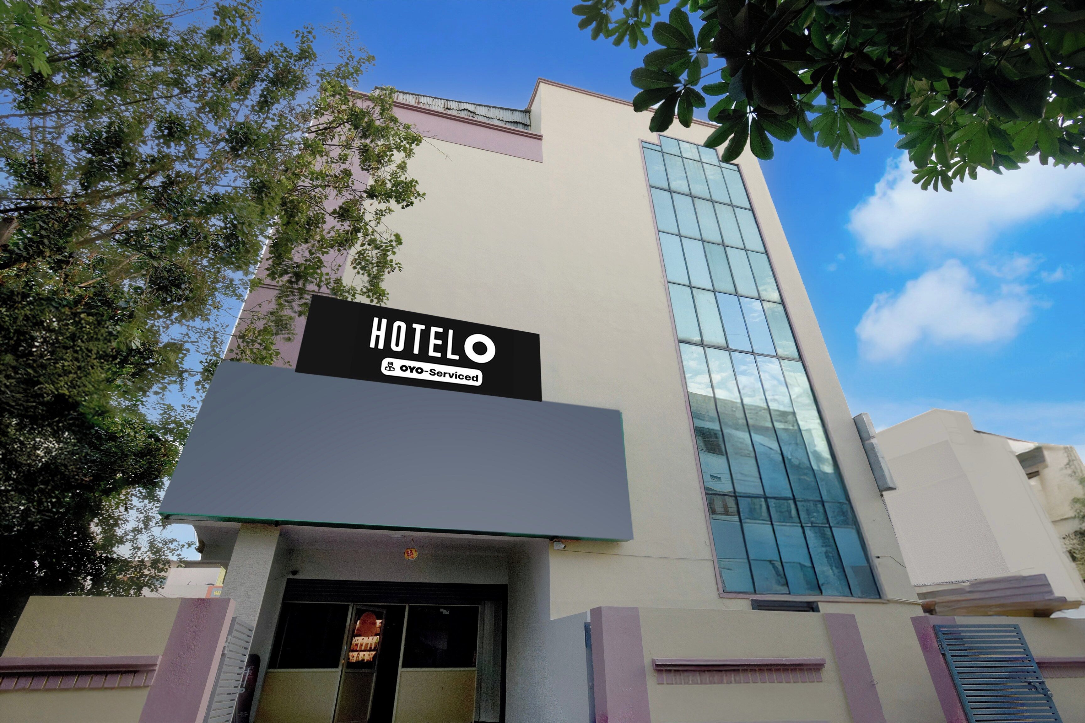 Un edificio de hotel con un cartel que indica que cuenta con servicios de OYO.