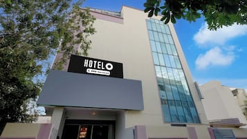 Un edificio de hotel con un cartel que indica que cuenta con servicios de OYO.