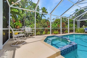 This outdoor oasis with spa is a perfect getaway - Pineapple Paradise Retreat Private Pool and Spa (Bonita Springs)