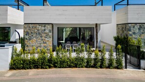 A modern building with a stone facade, a covered outdoor seating area, and a gated entrance. - The Marina Oasis - Santa Rosalia Lake Resort (Torre-Pacheco)