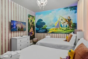 Hotelkamer met een grote muurschildering, een flatscreen televisie, een bed, een dressoir en een kroonluchter.