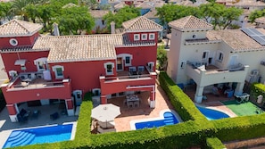 A residential area with two-story buildings, a swimming pool, and a well-maintained garden. - Villa James - Mar Menor Golf Resort (Torre-Pacheco)