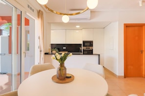 A modern kitchen with white cabinets, a black countertop, and stainless steel appliances. - Villa James - Mar Menor Golf Resort (Torre-Pacheco)