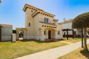 A two-story building with a tiled roof, a gated entrance, and a number '170' sign. - Casa Sol - Mar Menor Golf (Torre-Pacheco)