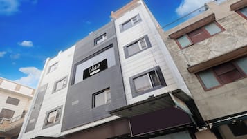 Un edificio de varios pisos con un letrero que dice 'Collection & Company Service'.