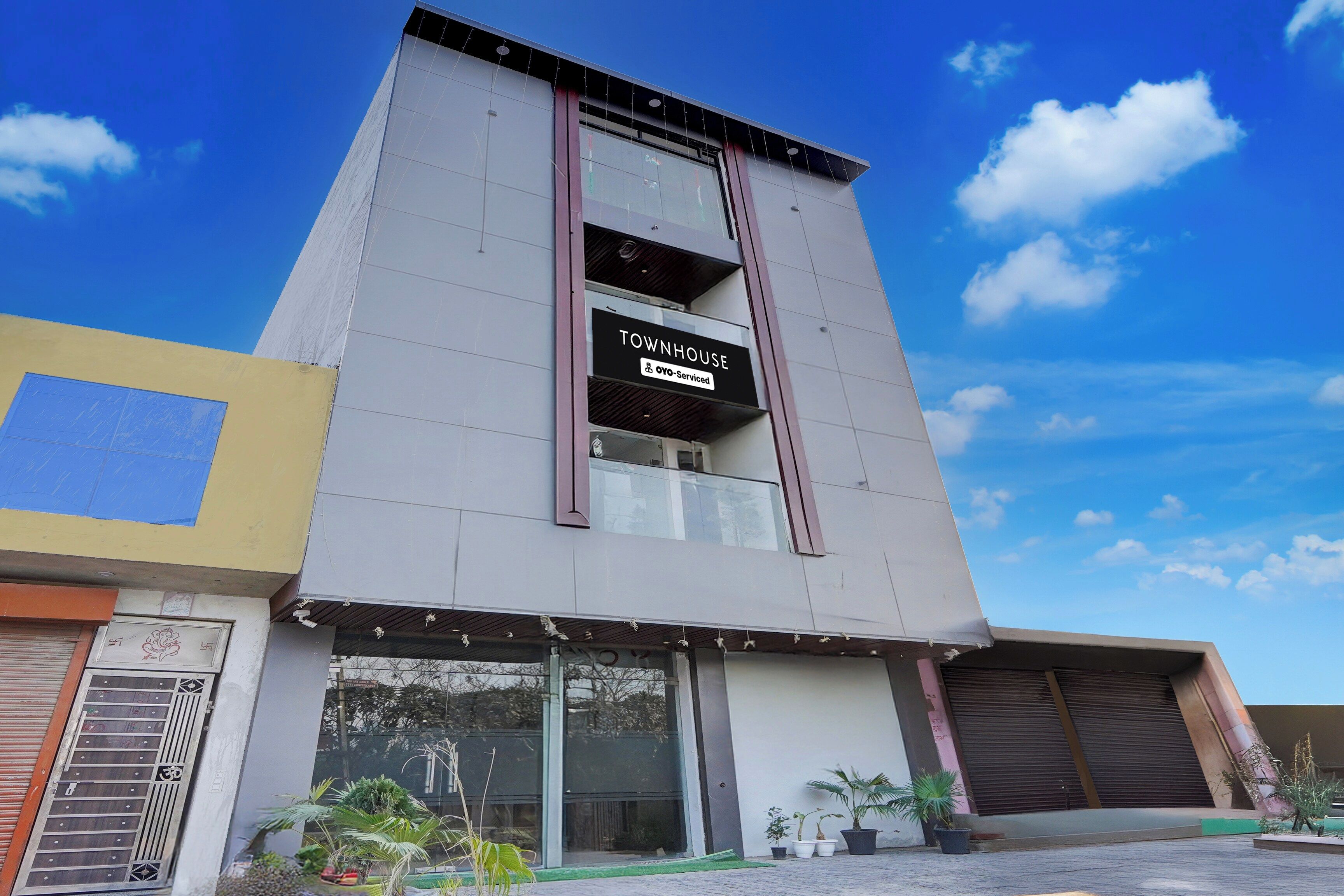Un edificio moderno con un letrero que indica que es un apartamento con servicios.