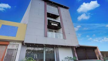 Un edificio moderno con un letrero que indica que es un apartamento con servicios.
