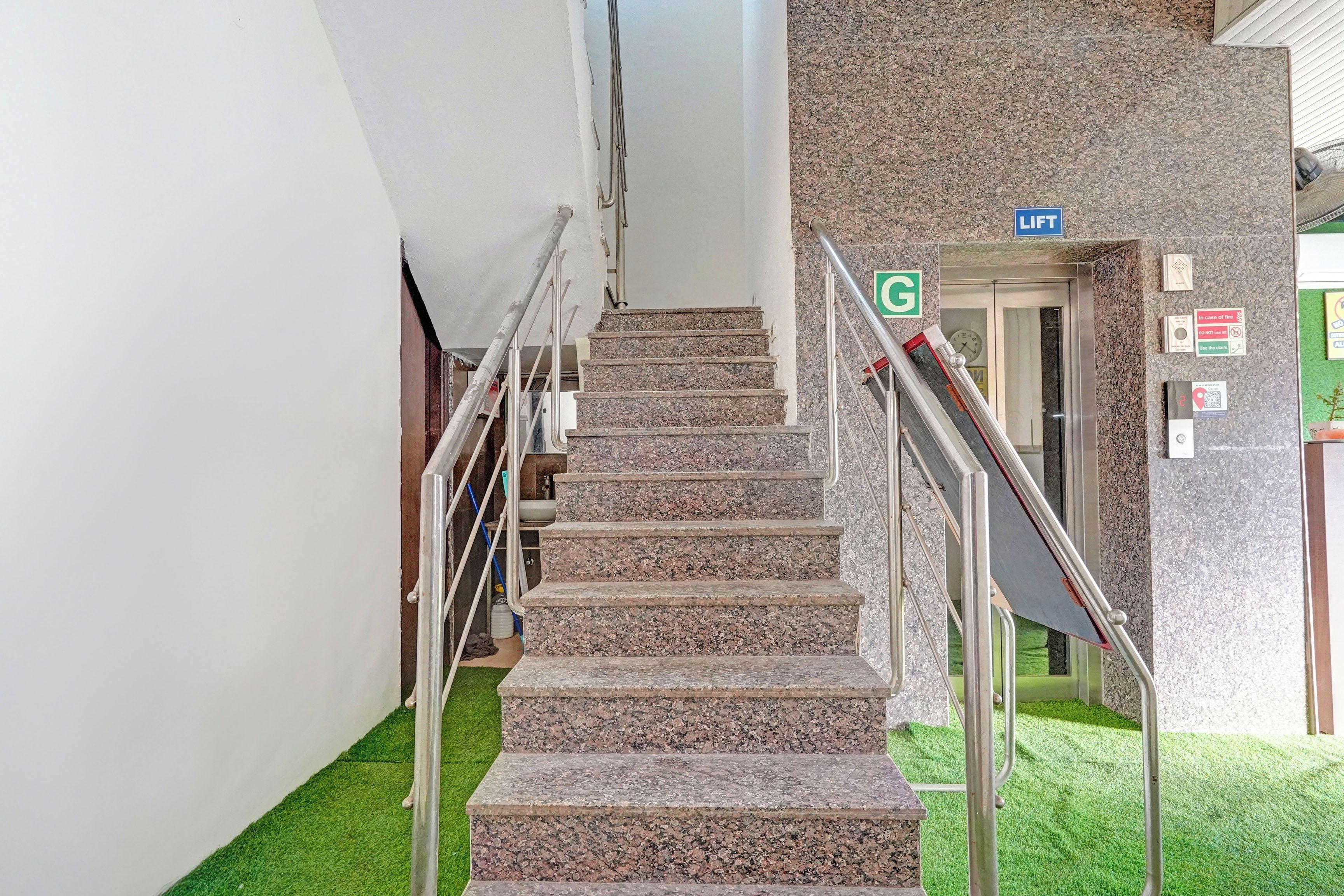 Una escalera con barandillas de metal que conduce a un ascensor.