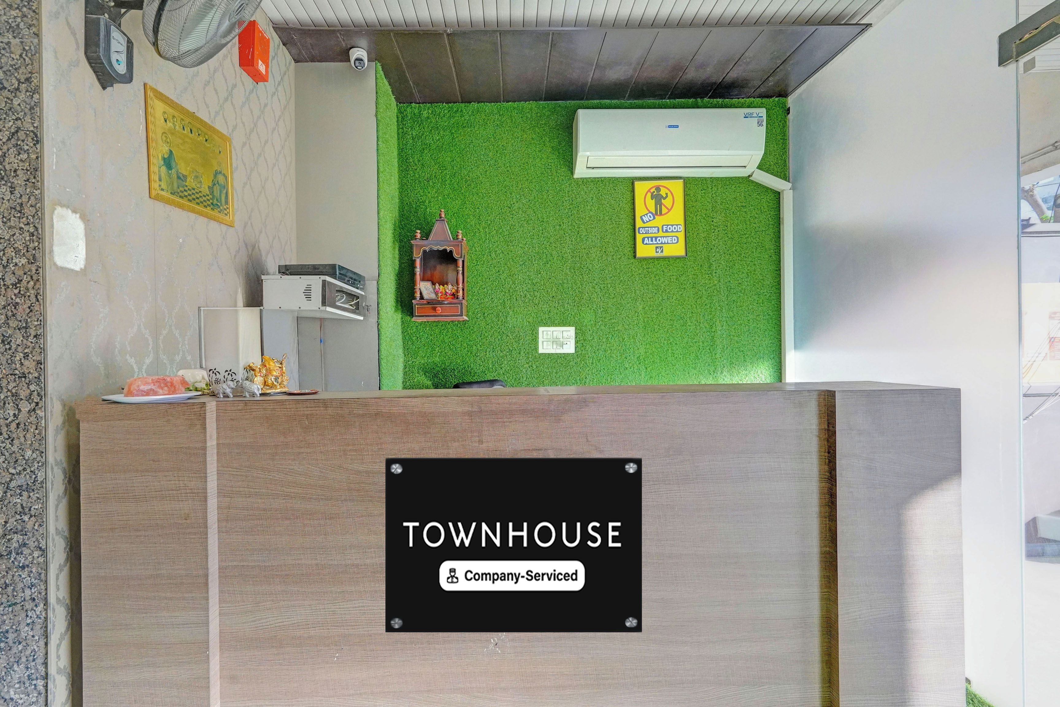 Una recepción con un cartel que dice 'TOWNHOUSE Company Serviced'.