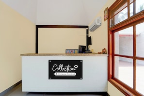 Una mesa de recepción con un letrero que dice 'Collection Company-Serviced'.