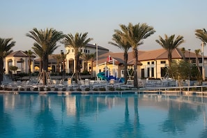 Et resort med swimmingpool, palmer og en bygning med kuppelroof.