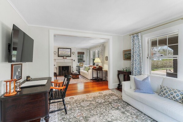 Living area - Martha's Vineyard Cottage: Walk to Town and Beach (Edgartown)