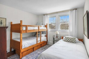 Room - Martha's Vineyard Cottage: Walk to Town and Beach (Edgartown)