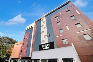 Edifici d'hotel de diversos pisos amb un gran rètol que diu 'HOTEL' a la façana.