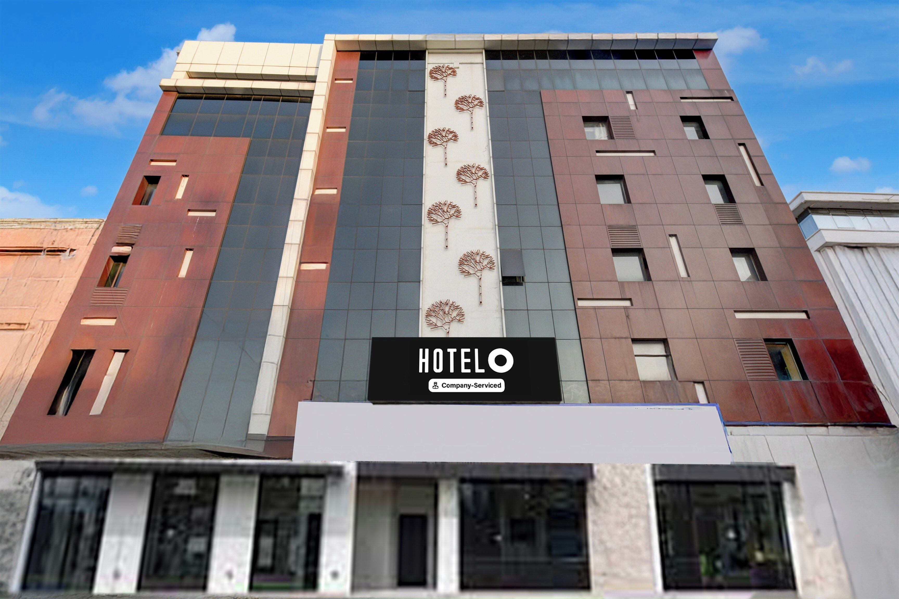 Un moderno edificio de hotel con un llamativo letrero que dice 'HOTEL' en la fachada.