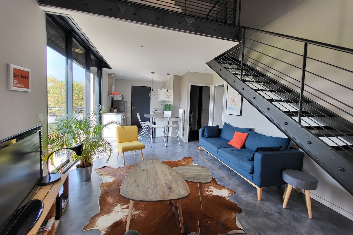 Una sala de estar moderna con un sofá, una mesa de comedor y una escalera.