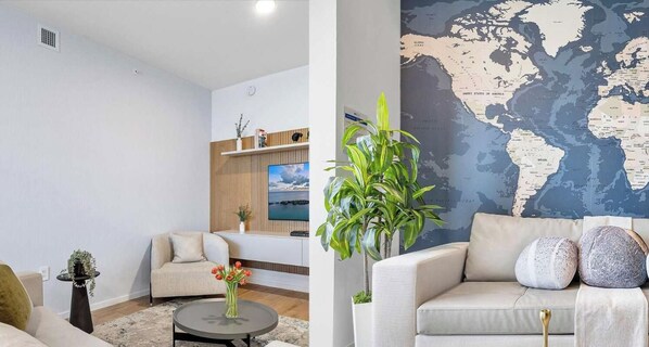 Una sala de estar moderna con un sofá, una mesa de centro y un mapa del mundo en la pared.