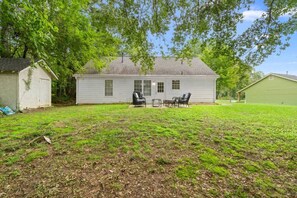 A single-story house with a front porch, a small deck, and a lawn. - 3BR Woodstock | Pet Friendly | East Cobb Baseball (Woodstock)