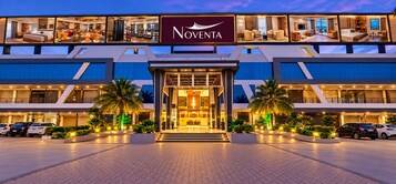 Un hotel de diseño moderno, con una entrada destacada, varios pisos y una fachada bien iluminada.