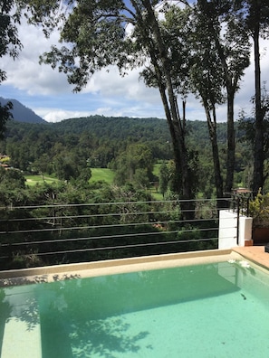 A swimming pool with a view of a lush green landscape and trees. - Casa con alberca en Avandaro Valle de bravo (Valle de Bravo)