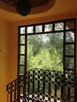 A room with a large window and a wrought iron balcony railing. - Casa con alberca en Avandaro Valle de bravo (Valle de Bravo)