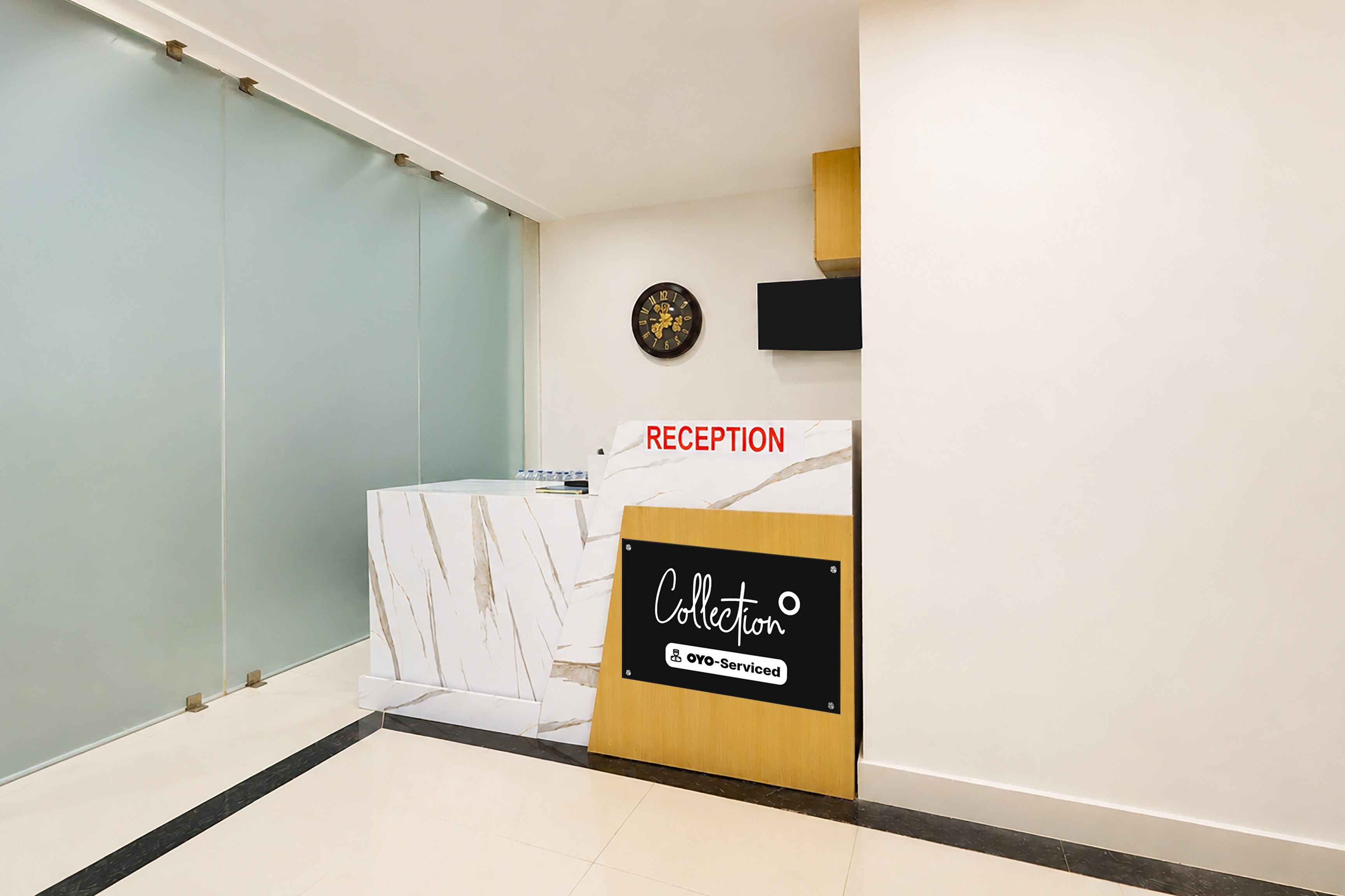 Un área de recepción con mostrador de mármol, un reloj y un letrero que indica que es un servicio de alquiler.