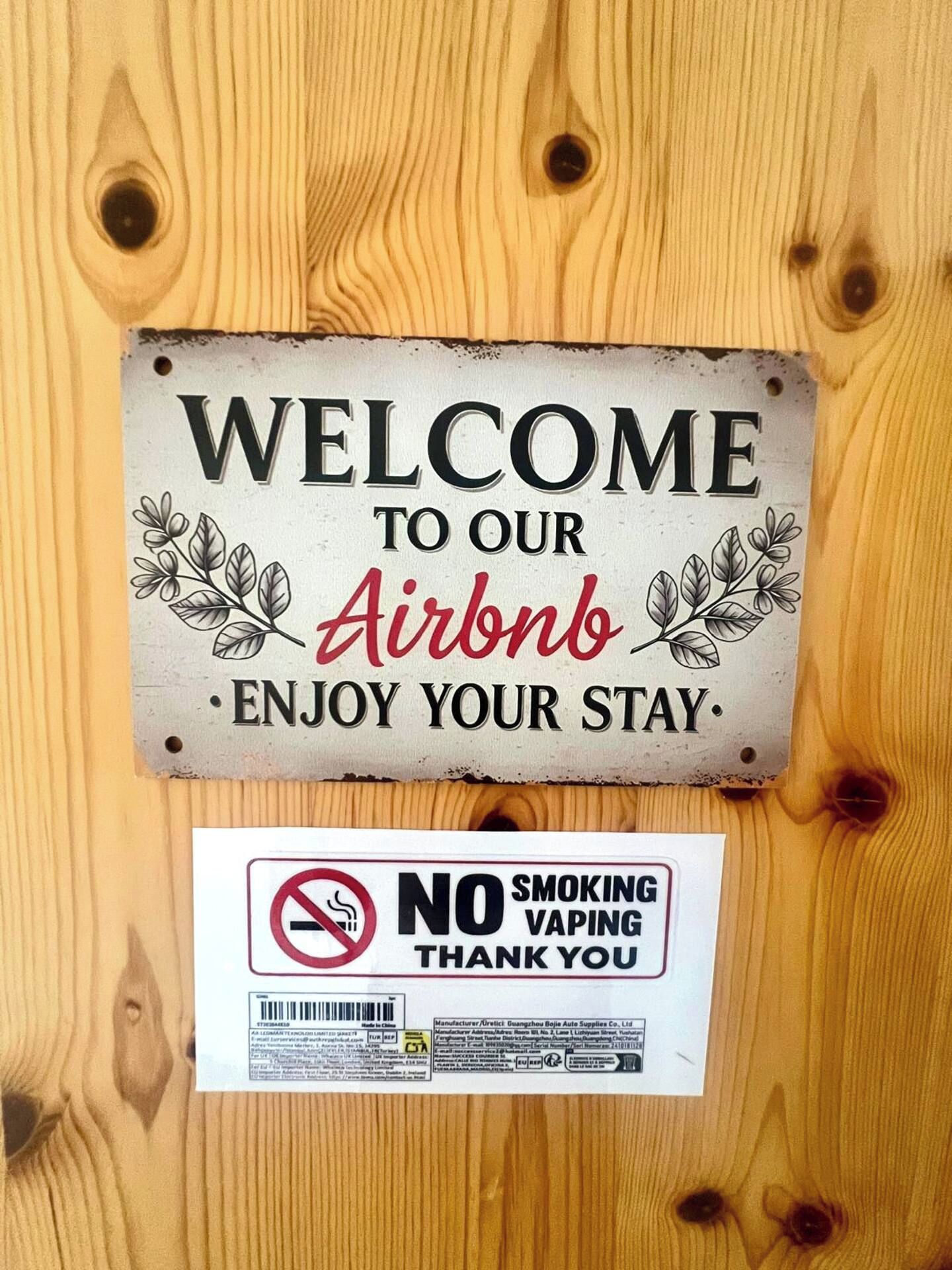 Velkomstskilt til et Airbnb med et skilt, der angiver røgfri zone.