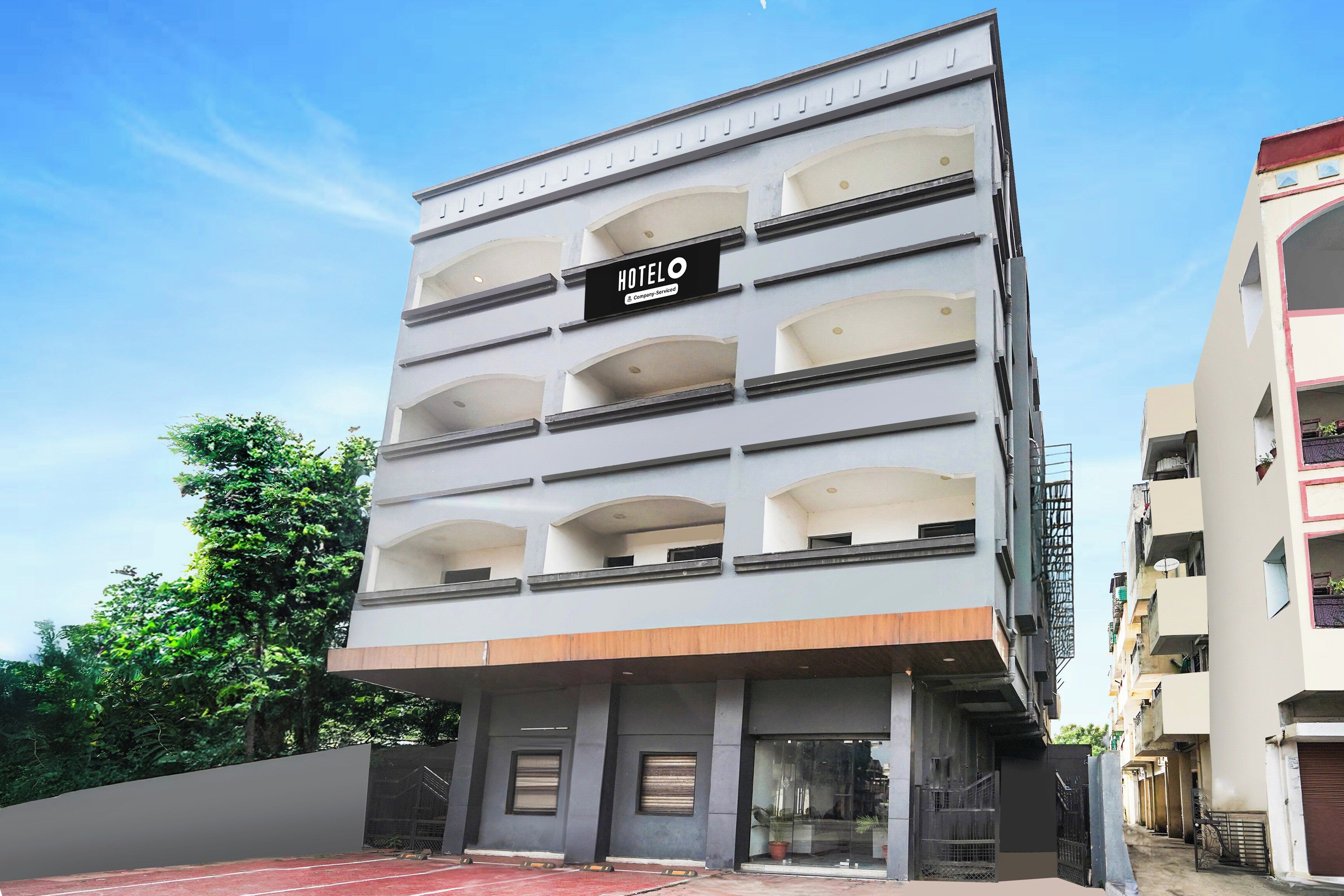 Un edificio de hotel de varios pisos, con un letrero que indica que es un hotel.