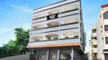 Un edificio de hotel de varios pisos, con un letrero que indica que es un hotel.
