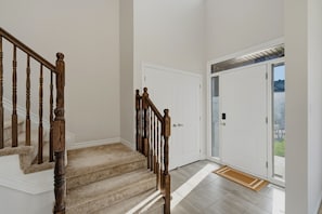 Interior - Ottawa Getaway | 4BR Home + Free parking +WI-FI (Ottawa)