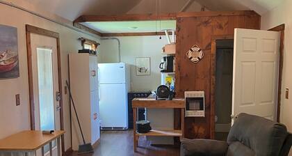 Tranquil 2-bedroom cottage with AC in charming Corinth